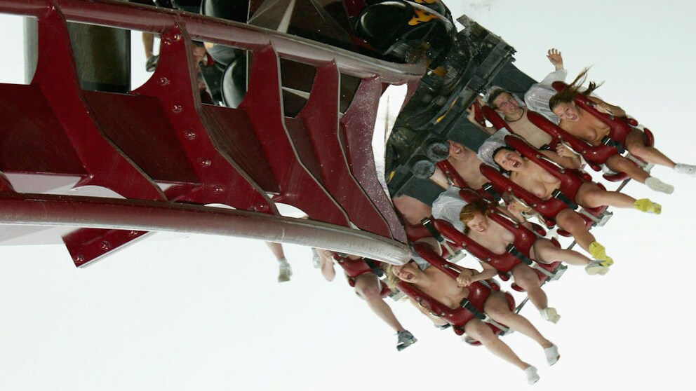 Im Adamskostüm ratterten sie mit der Achterbahn durch den Freizeitpark Adventure Island in der Grafschaft Essex.