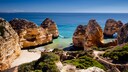 Jasmin Schwiers am Grenzfluss Guadiana, der Portugal von Spanien trennt, und beim Ukulele-Spielen am Strand. Die beiden Kätzchen traf die Schauspielerin beim Besuch ihrer Freundin