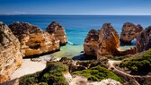 Jasmin Schwiers am Grenzfluss Guadiana, der Portugal von Spanien trennt, und beim Ukulele-Spielen am Strand. Die beiden Kätzchen traf die Schauspielerin beim Besuch ihrer Freundin