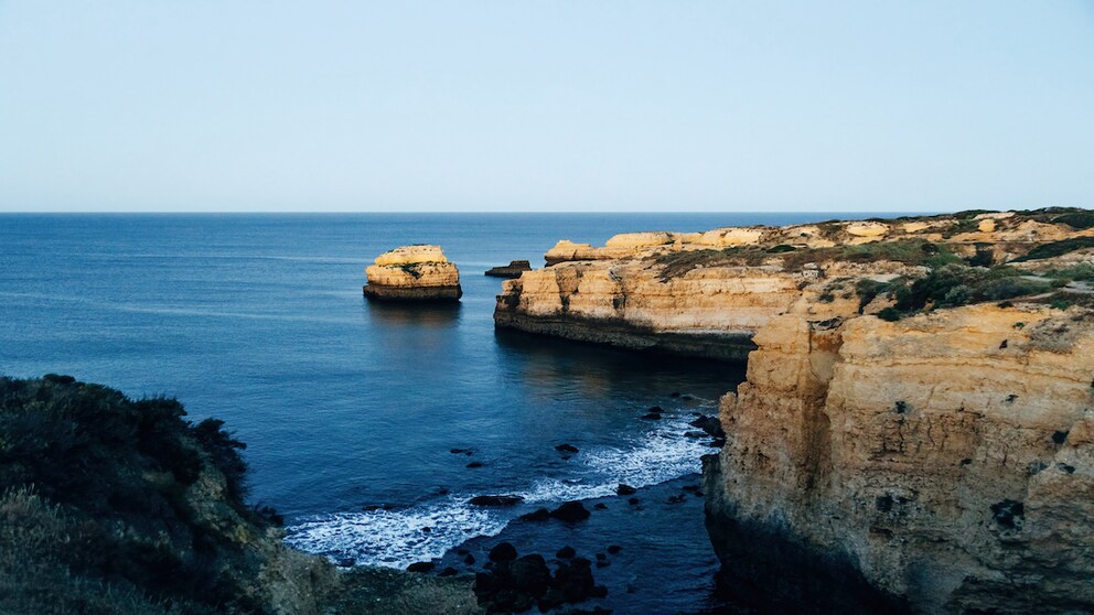 Die Bezeichnung Algarve stammt von dem arabischen „al-gharb“ („der Westen“) ab