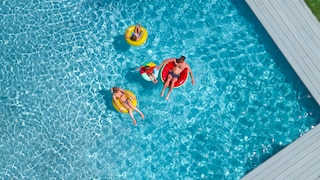 Möglichst bequem muss es sein im Urlaub – am (oder im) Pool, an der Bar und am Büffet. Darum am besten all-inclusive buchen, denken sich viele