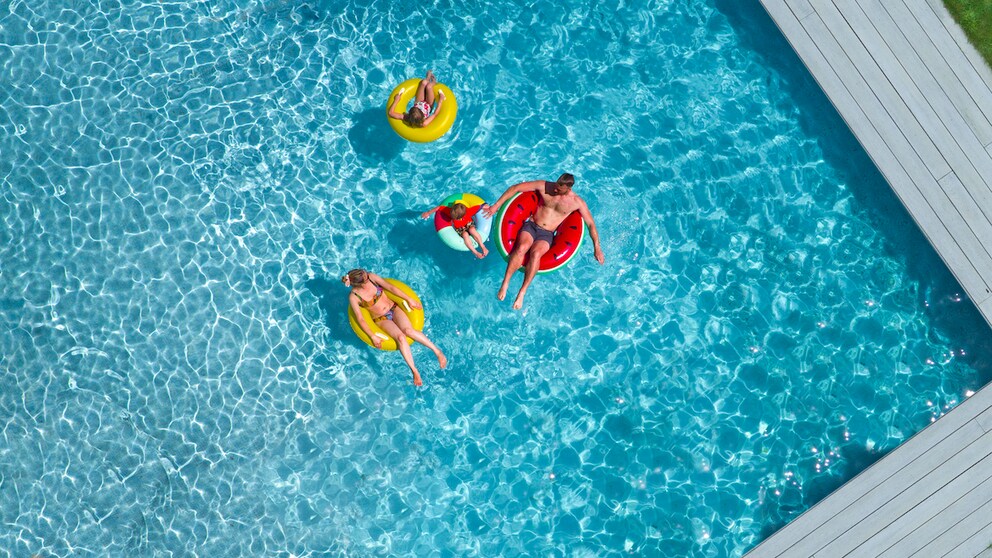 Möglichst bequem muss es sein im Urlaub – am (oder im) Pool, an der Bar und am Büffet. Darum am besten all-inclusive buchen, denken sich viele