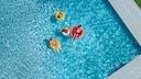 Möglichst bequem muss es sein im Urlaub – am (oder im) Pool, an der Bar und am Büffet. Darum am besten all-inclusive buchen, denken sich viele