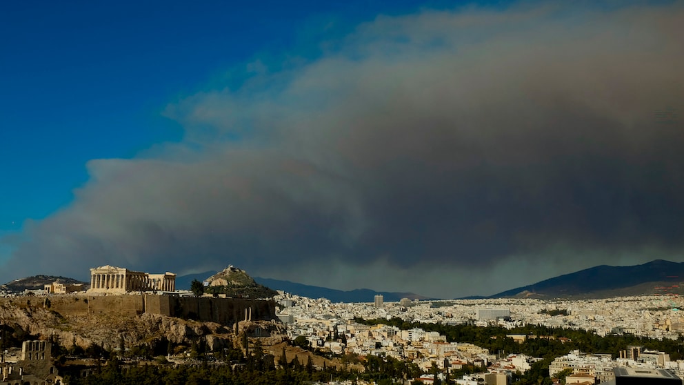 Angst vor Waldbränden als Storno-Grund? Nur wenige Kilometer nordöstlich der griechischen Hauptstadt Athen bekämpft die Feuerwehr auf einer Fläche von rund 200 Quadratkilometern unzählige Brandherde