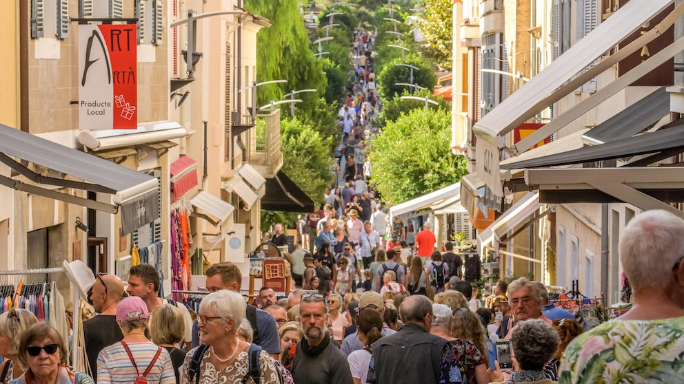 Jeden Dienstag strömen Besucher in Massen zum Wochenmarkt nach Artà – zum Leidwesen der Anwohner