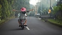 Zahlreiche Menschen auf Rollern sind in Bali ein üblicher Anblick. Damit der Verkehr entlastet wird, entsteht auf der Insel nun ein U-Bahn-Netz.