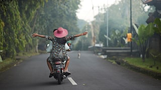 Zahlreiche Menschen auf Rollern sind in Bali ein üblicher Anblick. Damit der Verkehr entlastet wird, entsteht auf der Insel nun ein U-Bahn-Netz.