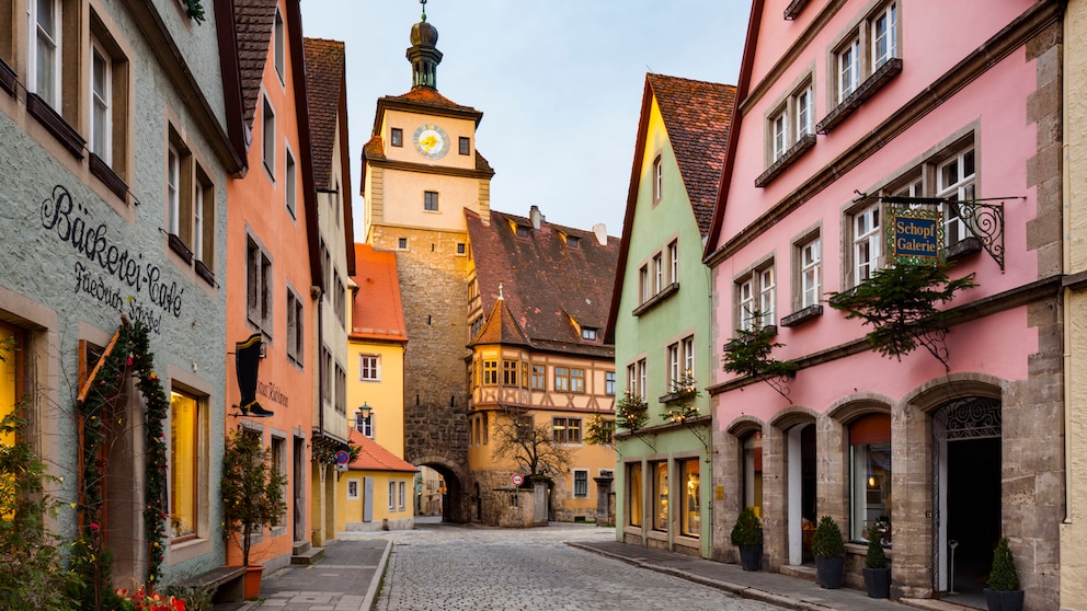 Zahlreiche Ausländer haben abgestimmt und die beliebesten Sehenswürdigkeiten in Deutschland gekürt – mit dabei ist unter anderem Rothenburg ob der Tauber