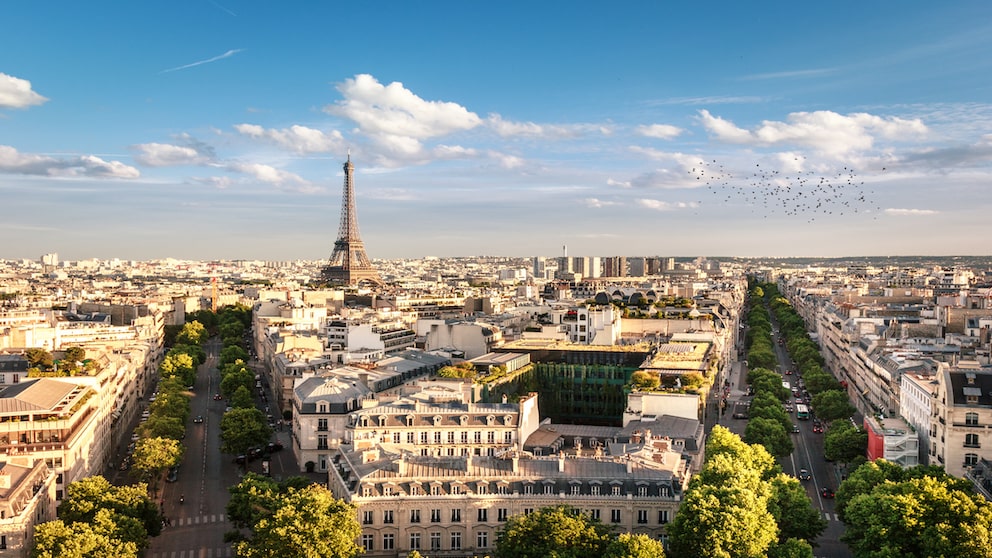 Der Smog hat den Eiffelturm in einen grauen Dunst getaucht. Auch wenn man auf dem nahe gelegenen Place de la Concorde steht, kann man kaum die Hälfte des Pariser Wahrzeichens erkennen.