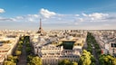 Der Smog hat den Eiffelturm in einen grauen Dunst getaucht. Auch wenn man auf dem nahe gelegenen Place de la Concorde steht, kann man kaum die Hälfte des Pariser Wahrzeichens erkennen.