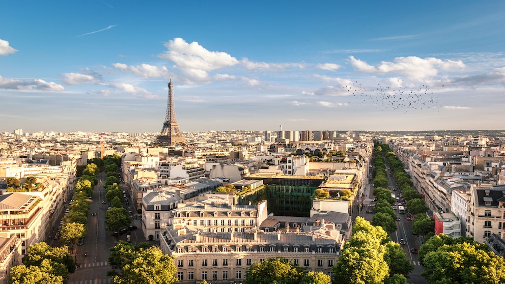 Der Smog hat den Eiffelturm in einen grauen Dunst getaucht. Auch wenn man auf dem nahe gelegenen Place de la Concorde steht, kann man kaum die Hälfte des Pariser Wahrzeichens erkennen.