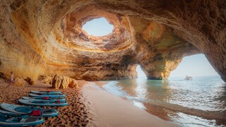 Im Inneren der glockenförmigen Benagil-Höhle ist es angenehm kühl und überraschend hell.