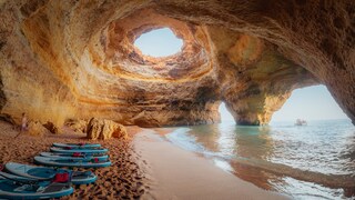 Im Inneren der glockenförmigen Benagil-Höhle ist es angenehm kühl und überraschend hell.