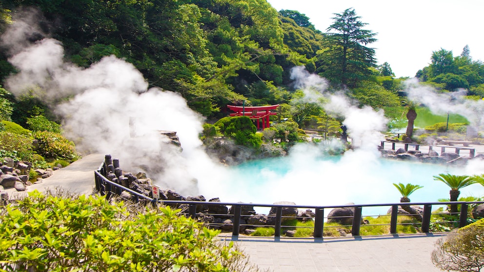 Beppu, bekannt als Wellnessparadies, liegt im Süden Japans. Neben den zahlreichen Thermalquellen, auch Onsen genannt, gibt es eine Vielzahl an Bädern, die Erholungssuchende anziehen.