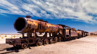 Zerfressen vom Salz, sind die meisten der über 100 Lokomotiven und Waggons heute beeindruckende Zeugen einer Zeit, als in Uyuni noch Züge produziert wurden.