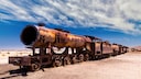 Zerfressen vom Salz, sind die meisten der über 100 Lokomotiven und Waggons heute beeindruckende Zeugen einer Zeit, als in Uyuni noch Züge produziert wurden.
