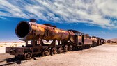 Zerfressen vom Salz, sind die meisten der über 100 Lokomotiven und Waggons heute beeindruckende Zeugen einer Zeit, als in Uyuni noch Züge produziert wurden.