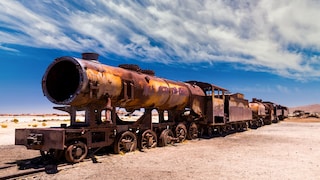 Zerfressen vom Salz, sind die meisten der über 100 Lokomotiven und Waggons heute beeindruckende Zeugen einer Zeit, als in Uyuni noch Züge produziert wurden.