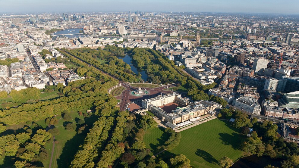 Der Buckingham-Palast im Herzen Londons erstrahlt äußerlich in voller Pracht, aber in den Gemäuern bröckelt es.