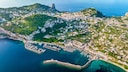 Vom Monte Solaro auf Capri hat man einen wundervollen Blick auf die berühmten Faraglioni, die berühmten Felsenformationen. Es gibt wohl kaum einen schöneren Ort auf der Insel