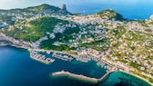 Vom Monte Solaro auf Capri hat man einen wundervollen Blick auf die berühmten Faraglioni, die berühmten Felsenformationen. Es gibt wohl kaum einen schöneren Ort auf der Insel