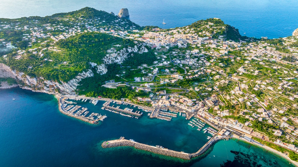 Vom Monte Solaro auf Capri hat man einen wundervollen Blick auf die berühmten Faraglioni, die berühmten Felsenformationen. Es gibt wohl kaum einen schöneren Ort auf der Insel