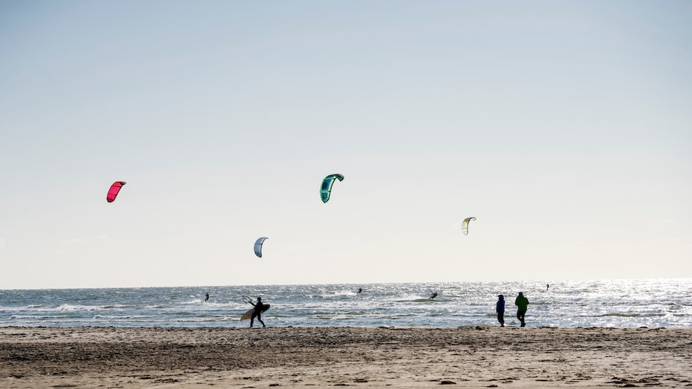 Das Bild erinnert an Surfzentren, wie sie im Südwesten Frankreichs oder an der portugiesischen Küste vorzufinden sind.