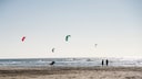 Das Bild erinnert an Surfzentren, wie sie im Südwesten Frankreichs oder an der portugiesischen Küste vorzufinden sind.