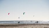 Das Bild erinnert an Surfzentren, wie sie im Südwesten Frankreichs oder an der portugiesischen Küste vorzufinden sind.