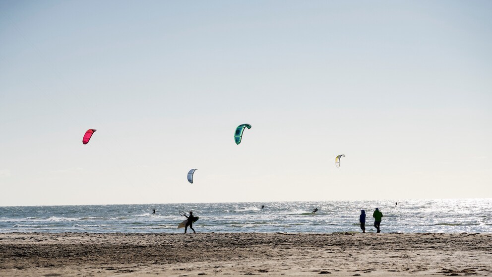 Das Bild erinnert an Surfzentren, wie sie im Südwesten Frankreichs oder an der portugiesischen Küste vorzufinden sind.