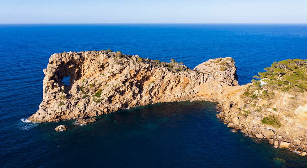 Das besondere an der Halbinsel Sa Foradada bei Deià ist das große Felsloch