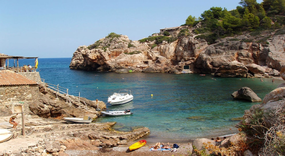 In der schönen Bucht Cala de Deià gehen die Locals gerne baden.