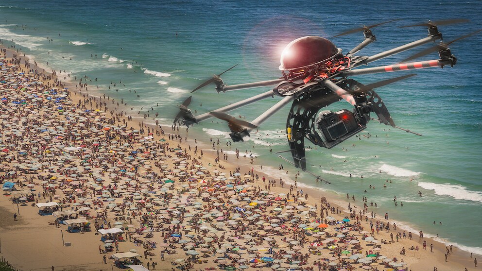 Ein komisches Gefühl wäre das schon, wenn man, so wie auf dieser Fotomontage, sich an einem einsamen Strand wähnt und plötzlich von einer Drohne angestarrt wird