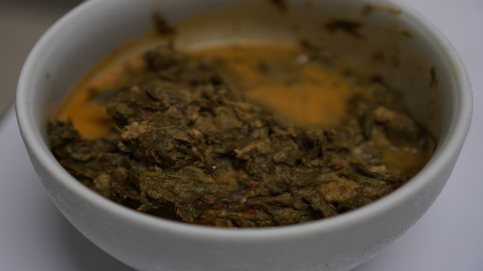 Optisch jedenfalls hat der Curry große Ähnlichkeit mit Durchfall. Stilecht wird die braune Pampe in einem bettpfannenförmigen Porzellangefäß gereicht, den Mund können sich Shimizus Gäste mit Toilettenpapier abwischen.