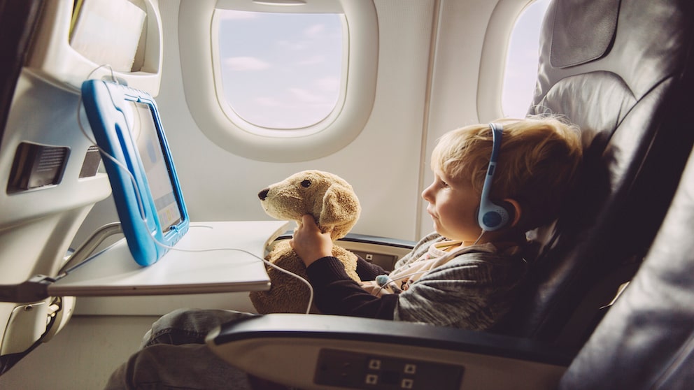 Es gibt mehrere Ursachen für Flugangst bei Kindern. Zum Beispiel kann sie von einem Elternteil übernommen werden.