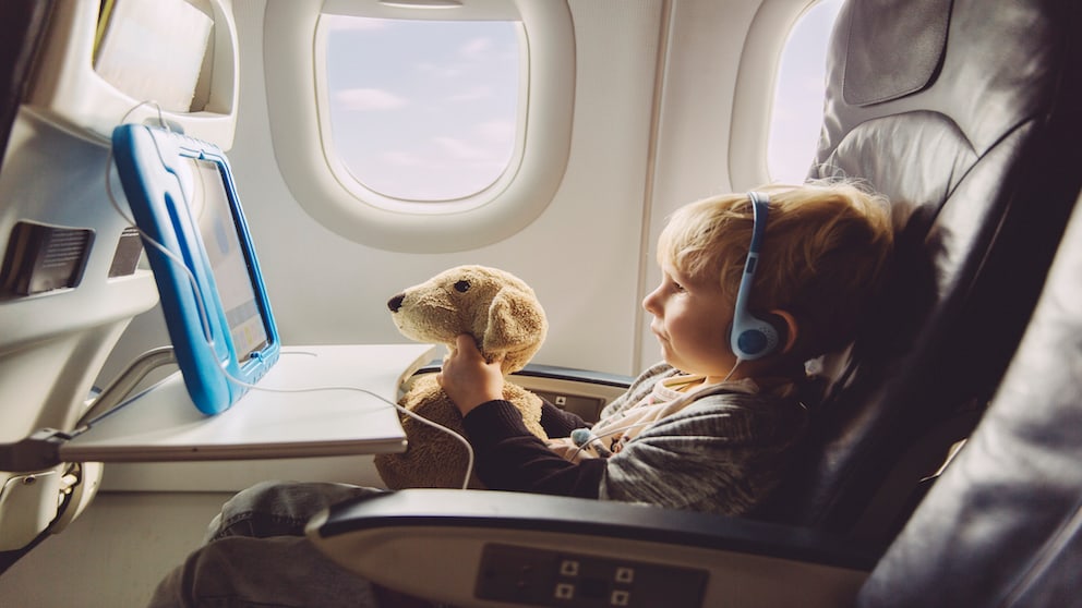 Es gibt mehrere Ursachen für Flugangst bei Kindern. Zum Beispiel kann sie von einem Elternteil übernommen werden.