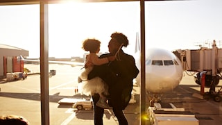 Reisende müssen für ihr Baby zwar in den meisten Fällen kein separates Flugticket lösen, doch oft fallen trotzdem Zusatzausgaben an.
