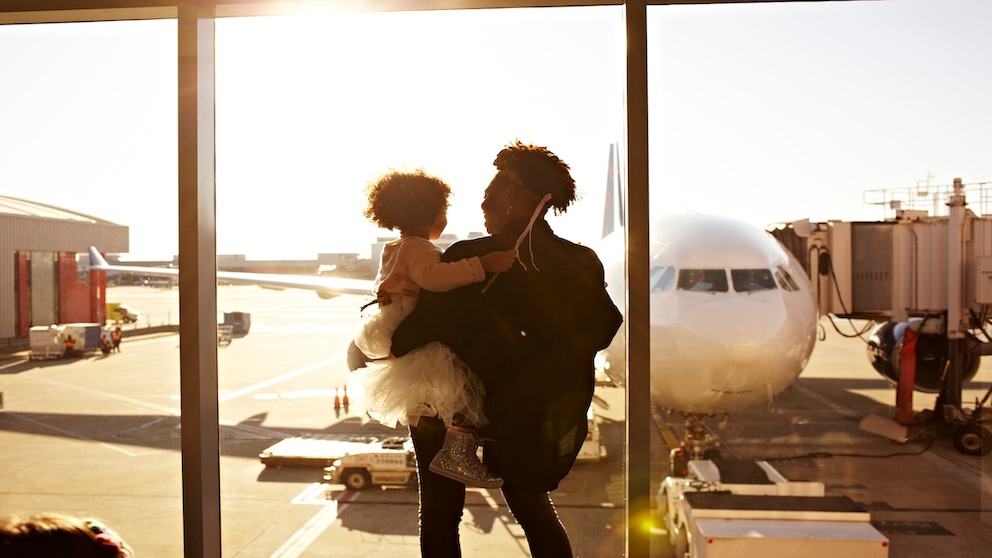 Reisende müssen für ihr Baby zwar in den meisten Fällen kein separates Flugticket lösen, doch oft fallen trotzdem Zusatzausgaben an.