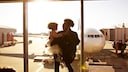Reisende müssen für ihr Baby zwar in den meisten Fällen kein separates Flugticket lösen, doch oft fallen trotzdem Zusatzausgaben an.