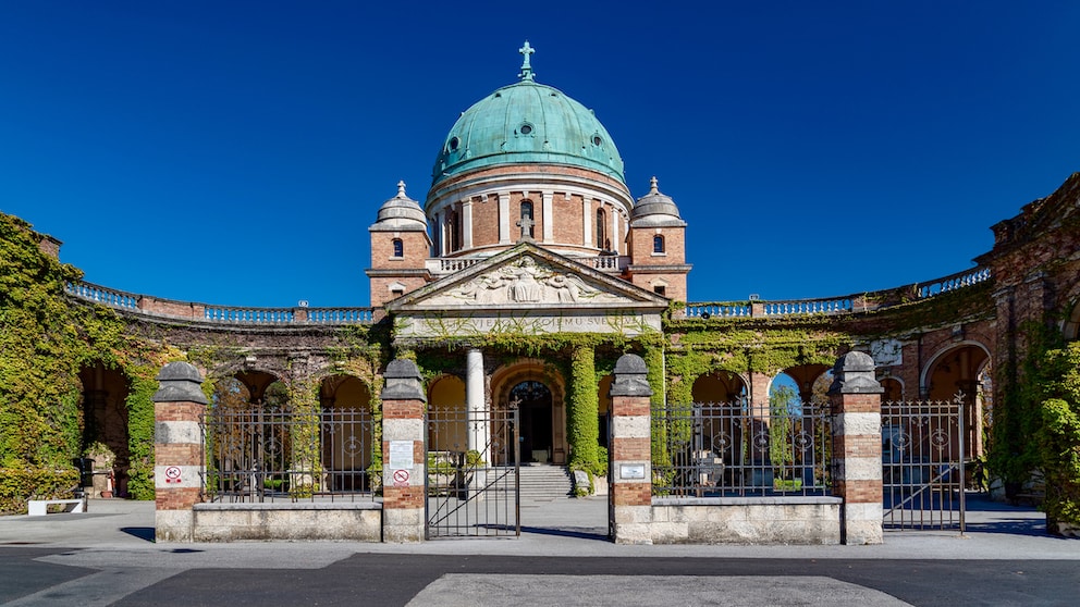 Auf dem Mirogoj-Friedhof in Zagreb haben viele bekannte Persönlichkeiten ihre letzte Ruhe gefunden. Er zählt, auch aufgrund seiner Gestaltung als Parkanlage, zu den beliebtesten Sehenswürdigkeiten der der kroatischen Hauptstadt.