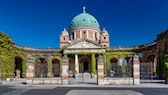 Auf dem Mirogoj-Friedhof in Zagreb haben viele bekannte Persönlichkeiten ihre letzte Ruhe gefunden. Er zählt, auch aufgrund seiner Gestaltung als Parkanlage, zu den beliebtesten Sehenswürdigkeiten der der kroatischen Hauptstadt.