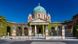 Auf dem Mirogoj-Friedhof in Zagreb haben viele bekannte Persönlichkeiten ihre letzte Ruhe gefunden. Er zählt, auch aufgrund seiner Gestaltung als Parkanlage, zu den beliebtesten Sehenswürdigkeiten der der kroatischen Hauptstadt.