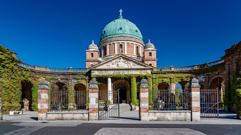 Auf dem Mirogoj-Friedhof in Zagreb haben viele bekannte Persönlichkeiten ihre letzte Ruhe gefunden. Er zählt, auch aufgrund seiner Gestaltung als Parkanlage, zu den beliebtesten Sehenswürdigkeiten der der kroatischen Hauptstadt.