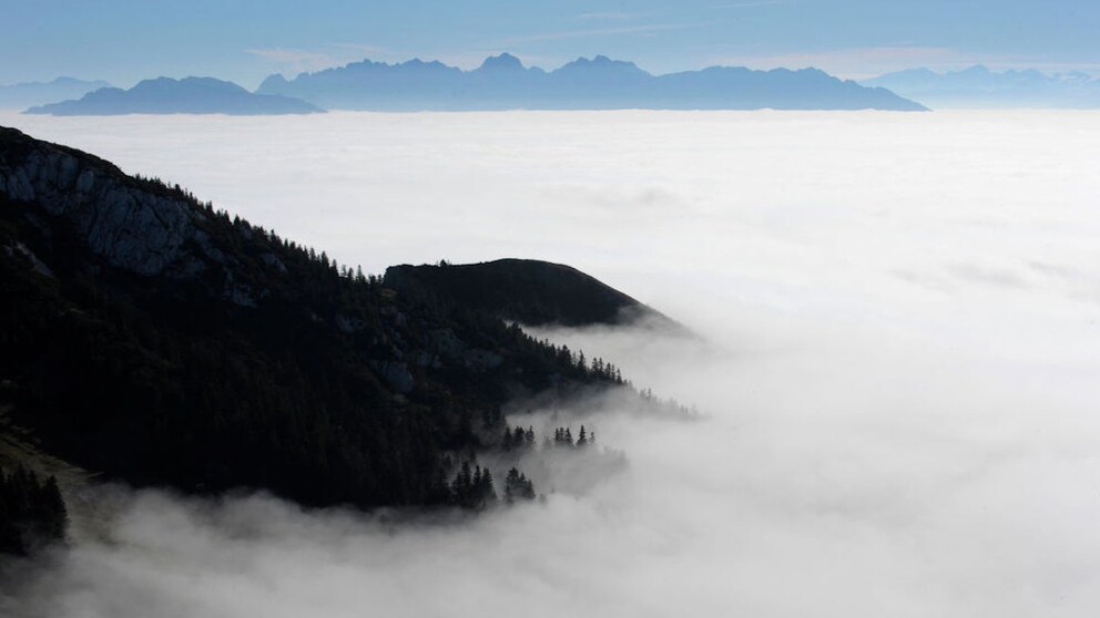 Dichter Nebel über den Baumkronen, verregnete Berge und eine angenehme Schwere machen die Bilder des German Roamers-Kollektivs zu einem ganz besonderen Erlebnis.