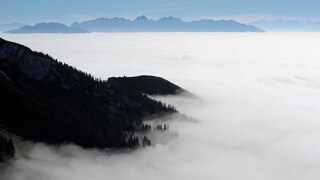 Dichter Nebel über den Baumkronen, verregnete Berge und eine angenehme Schwere machen die Bilder des German Roamers-Kollektivs zu einem ganz besonderen Erlebnis.