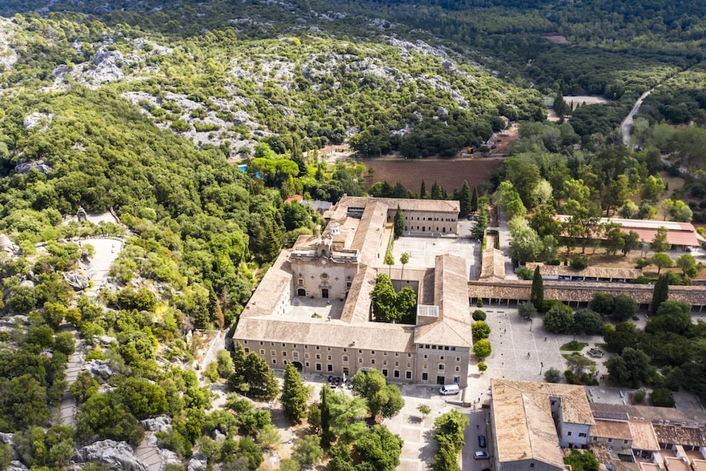 Blick auf das imposante Kloster Lluc