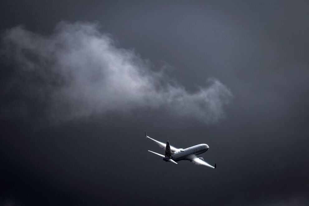 Flugzeug fliegt bei Sturm