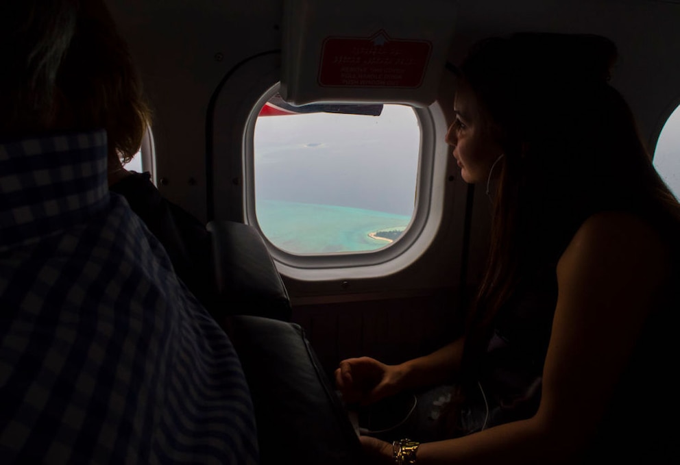 Fensterblende im Flugzeug geöffnet. Frau schaut heraus