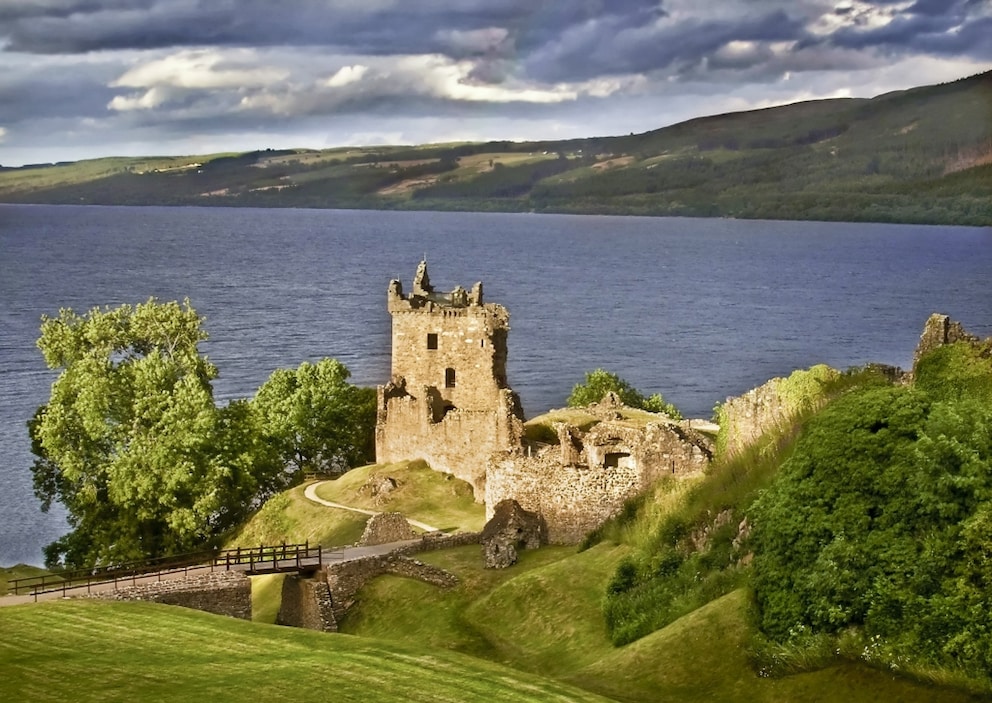 Das Urquhart Castle am Ufer des Loch Ness