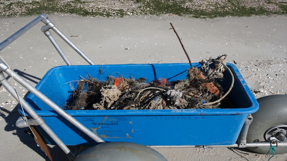 Um die 25 Meter lange Insel über Wasser zu halten, verwendet Sowa 150.000 Plastikflaschen, die mithilfe von alten Obstnetzen zusammengehalten werden.